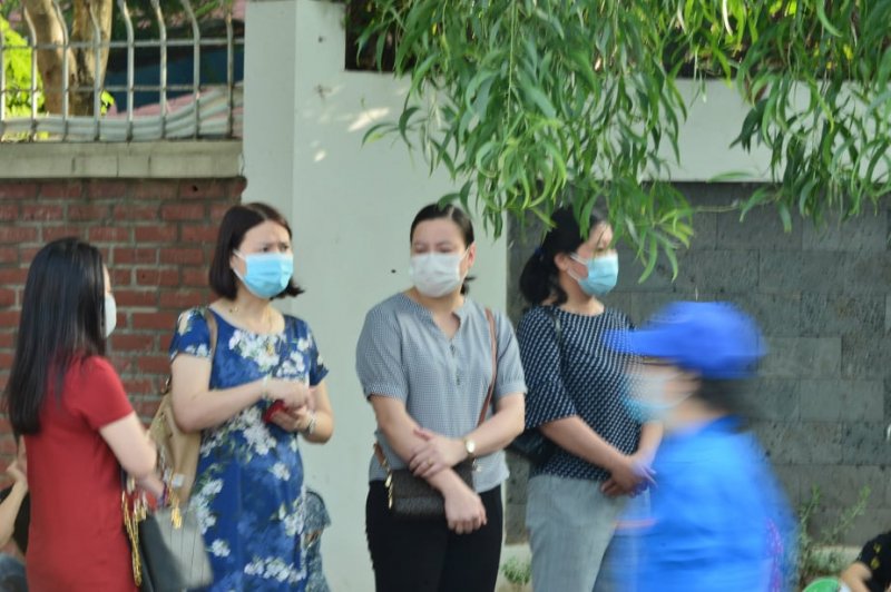 Cũng giống chung tâm lý như bà Nhung, bà Hà cho hay kỳ thi năm nay diễn ra muộn hơn do dịch COVID-19, lo tâm lý của con áp lực bà dành thời gian quan tâm con trai nhiều hơn. Nhiều đêm chuẩn bị đồ ăn để con ôn thi tốt và đạt được điểm cao.