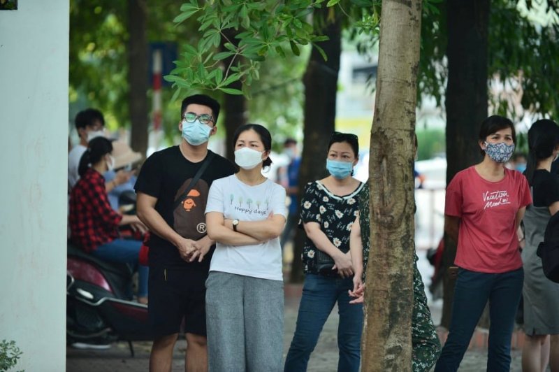 Phụ huynh các thí sinh cũng không giấu được lo lắng trong ngày thi quan trọng của con.
