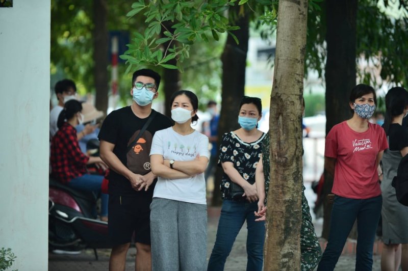 Cũng đứng đợi con ngoài cổng trường, bà Trần Thu Hà (nhà ở Cầu Giấy, Hà Nội) chia sẻ, dù quãng đường từ nhà đến điểm thi của con chỉ khoảng 15-20 phút thế nhưng bà không về mà nán lại ở bên ngoài chờ đợi con em mình.