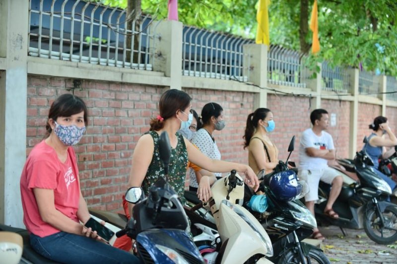 Các bậc phụ huynh luôn giữa khoảng các an toàn trong mùa dịch