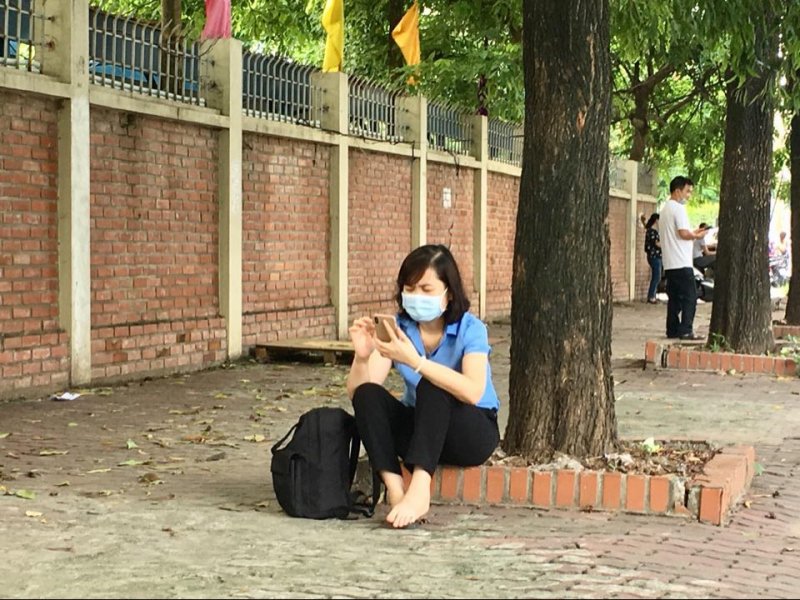 Chung tâm lý lo lắng như ông Tiến, Bà Nhi (Trú tại Thanh Xuân, Hà Nội) chia sẻ, “Trong năm nay các con thi vào dịch Covid-19 nên gia đình cảm thấy rất là lo lắng nhưng tôi thấy mọi người làm phòng dịch rất là tốt, Hà Nội cũng đang kiểm soát được nên tôi cũng không thấy làm lo lắng lắm”.