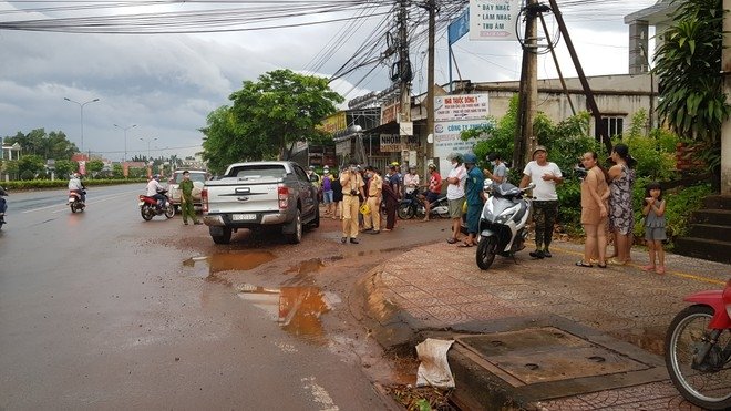 Nam thanh niên thoát chết thần kỳ trước đầu xe tải. (Ảnh: Thanhnien)
