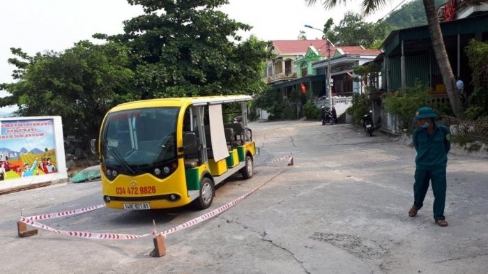 Chạy qua đường, bé trai 5 tuổi bị xe điện tông tử vong. (Ảnh: Congly)