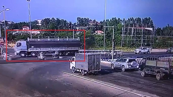 Truy bắt tài xế xe tải vượt đèn đỏ, mang theo hung khí để phòng thân