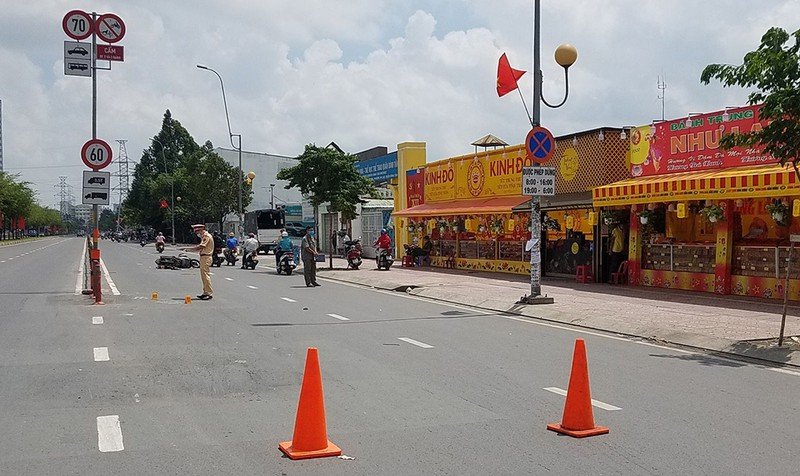 Ngã xe máy khi gặp ‘sống trâu’ trên đường, nạn nhân nhập viện cấp cứu. (Ảnh: PLO)