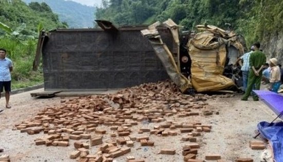 Xe tải chở gạch lật nghiêng, chẵn đường tại quốc lộ 6 khiến 2 người thương vong. (Ảnh: Congly)