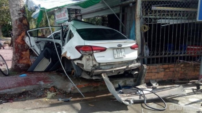 Ô tô 5 chỗ lao lên vỉa hè, 5 người bị thương