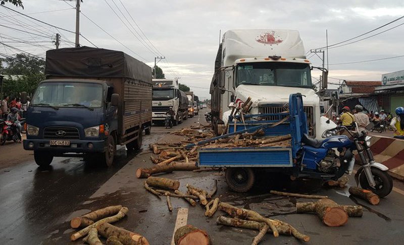 Xe ba gác bị ô tô đầu kéo tông trực diện, tài xế chết chết thảm