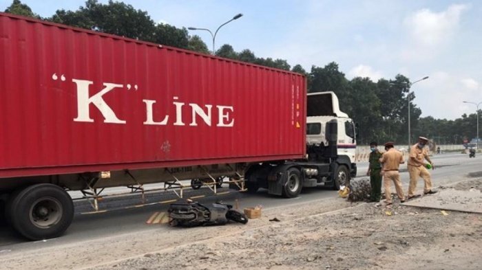 Ngã ra đường sau phanh gấp, người đàn ông bị container cán tử vong