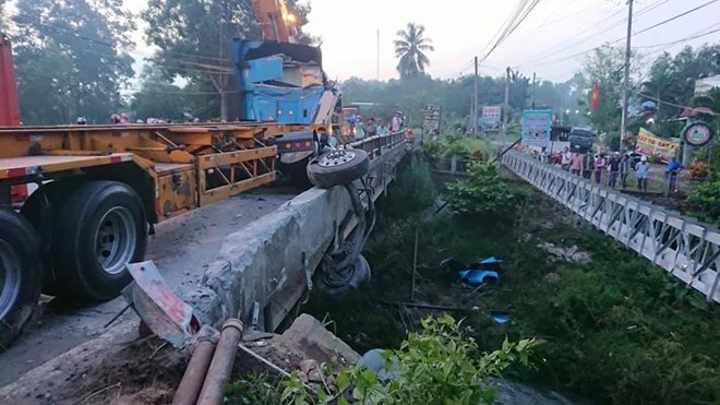 Container tông gãy lan can cầu rồi rơi xuống suối. (Ảnh: CAND)