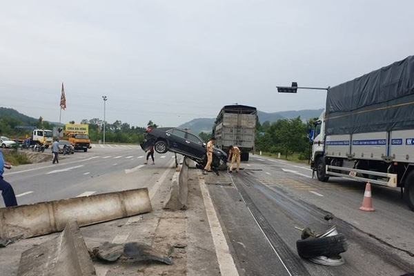 Tránh đàn bò, ô tô Camry tông văng 5 khối bê tông dải phân cách. (Ảnh: VNN)
