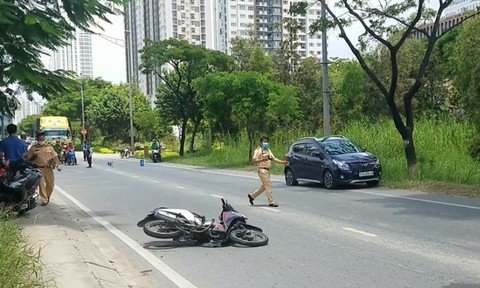 Va chạm ô tô, nam thanh niên đi xe máy văng xa nhiều mét. (Ảnh: Công an TP HCM)