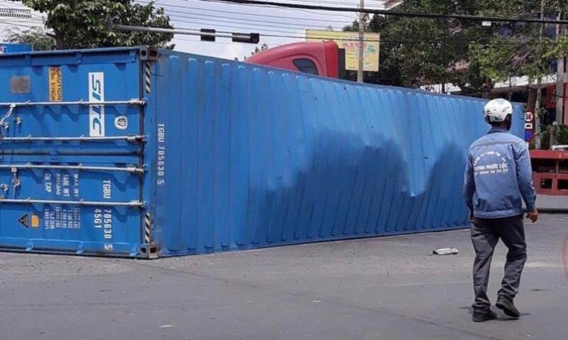 Tông bẹp ô tô 4 chỗ, thùng container văng xuống đường. (Ảnh: Công an TP HCM)