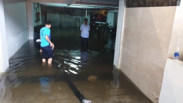 Bão số 5 gây mưa to, ngập úng cục bộ trên nhiều tuyến đường ở Đà Nẵng. Nhiều khách sạn ở trung tâm TP. Đà Nẵng đã tổ chức chèn chống gió bão, cũng có một số khách sạn bị ngập nhờ đến xe chữa cháy hút nước. Ảnh: Lao Động