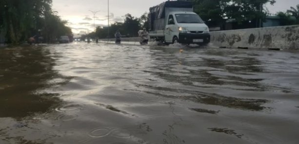 Nhiều tuyến đường tại trung tâm TP Đà Nẵng như Nguyễn Văn Linh, Hàm Nghi, Quang Trung ngập úng cục bộ. Ảnh: Lao Động