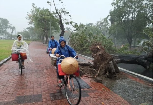 Đi kèm với gió giật là mưa lớn khiến các phương tiện tham gia giao thông di chuyển rất khó khăn. Ảnh: Zing