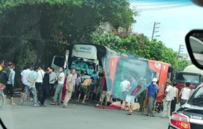 Xe khách mất lái lật giữa quốc lộ, đè cụ bà tử vong