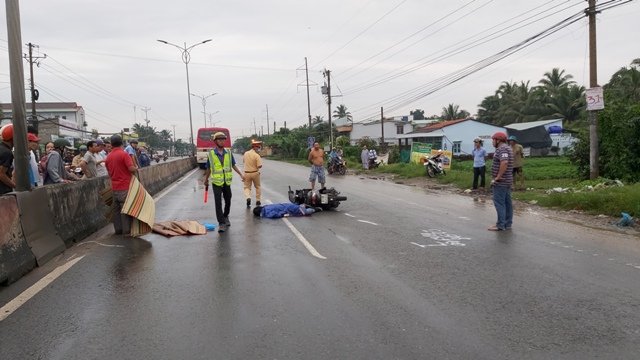 Va chạm liên hoàn trên Quốc lộ 1A, một cô gái tử vong tại chỗ. (Ảnh: Công an Nhân dân)