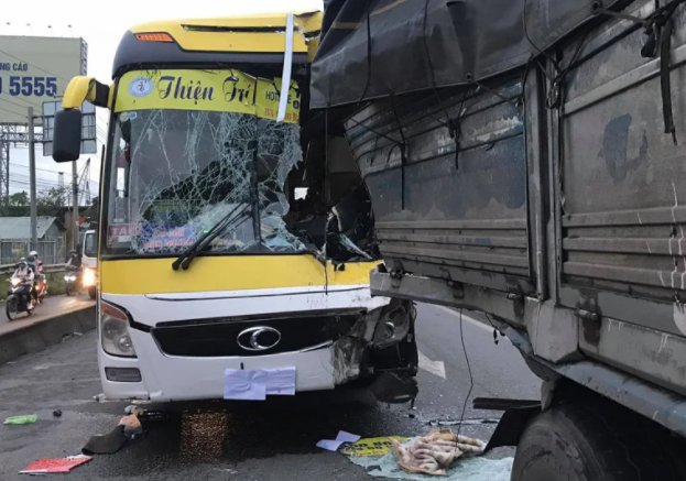 Va chạm với xe tải, tài xế xe khách tử vong