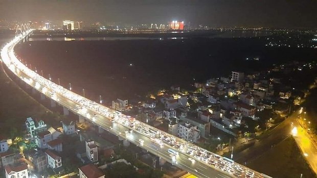 3 vụ ô tô tai nạn liên hoàn trên cầu Nhật Tân. (Ảnh: Mạng xã hội Facebook)