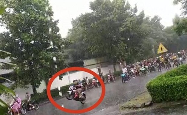 Điều tra clip hàng trăm “quái xế” tụ tập đua xe. (Ảnh: CAND)