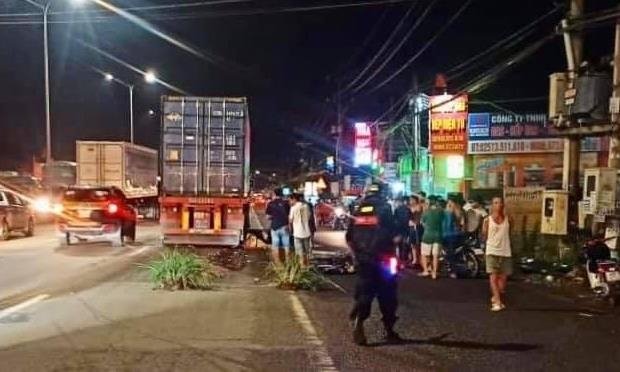 Va chạm với container đi cùng chiều, người đàn ông đi xe máy tử vong. (Ảnh: Thoidai)