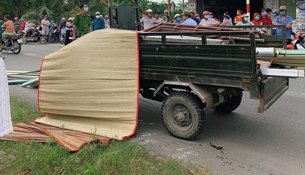 Tông xe ba gác chở tôn, bé gái 13 tuổi ở Củ Chi tử vong. (Ảnh: NLD)