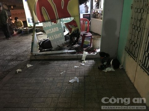 Va chạm với xe tải, xe máy lao vào cửa hàng ven đường. (Ảnh: Công an TP HCM)