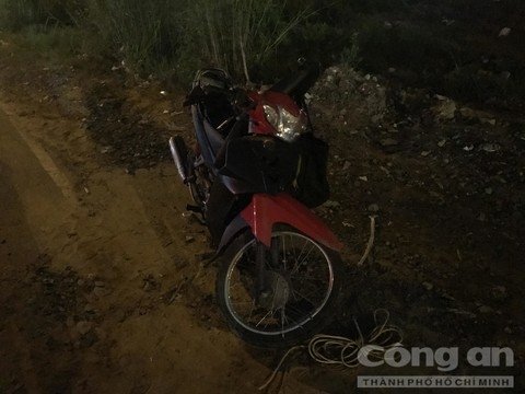 Xe máy tông đoạn dải phân cách, một người tử vong. (Ảnh: Công an TPHCM)