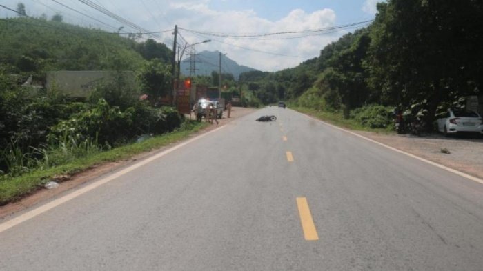 Nữ sinh đi xe máy tông mạnh đuôi xe container gây tai nạn liên hoàn. (Ảnh: Baogiaothong)