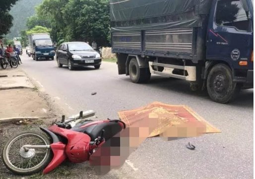 Xe máy va chạm với xe tải, người phụ nữ ở Hòa Bình tử vong thương tâm