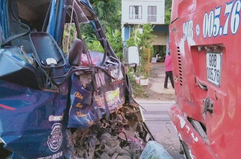 Giải cứu tài xế xe tải mắc kẹt trong ca bin sau cú va chạm với xe khách