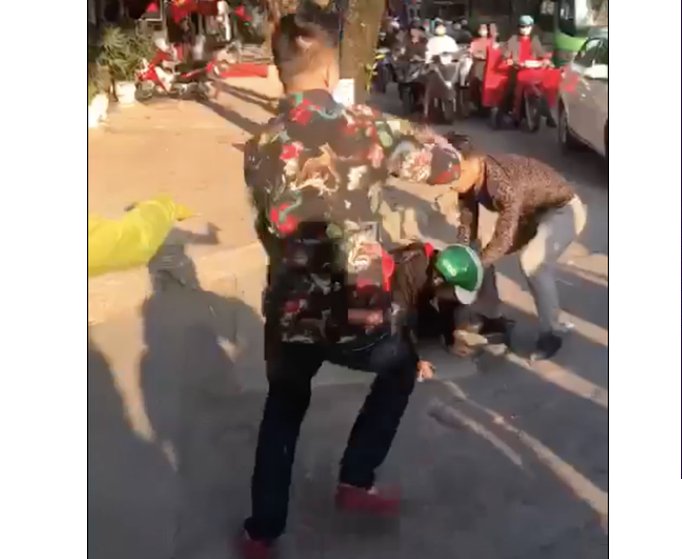 Một nam thanh niên vì quá bất bình nên đã lao vào định đánh người chồng