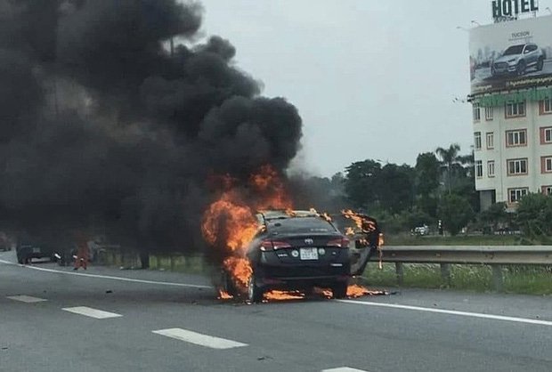 Taxi cháy trơ khung do hành khách hút thuốc trên xe