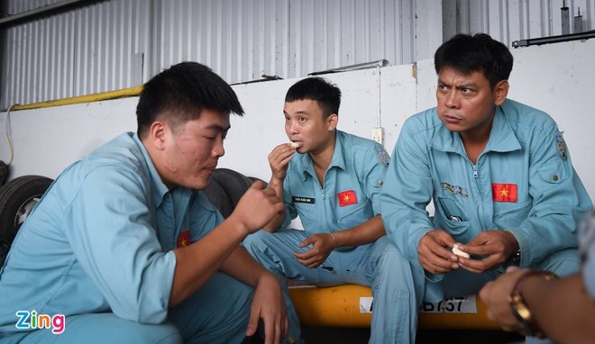 Chiến sĩ cứu hộ nghỉ ngơi sau chuyến bay đầu tiên vào Rào Trăng 3 sáng 14/10. (Ảnh: Zing)
