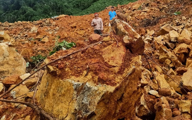 Những tảng đá to sạt lở vùi lấp khiến công tác tìm kiếm gặp khó khăn