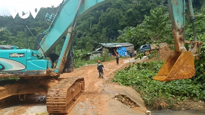 Máy xúc đang dọn đường vào thủy điện Rào Trăng 3. (Ảnh: VOV)