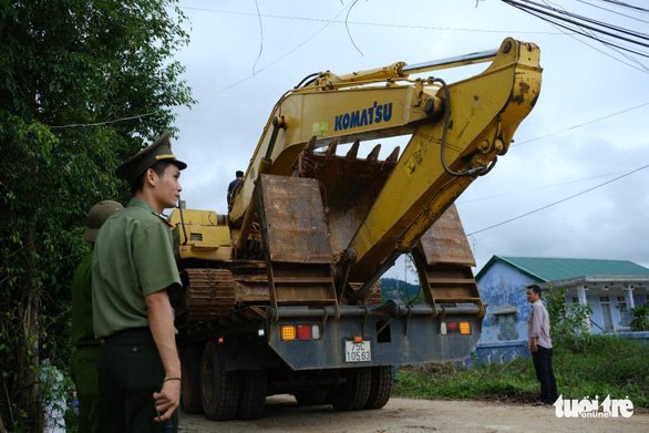 Thêm xe múc được đưa vào hiện trường vụ sạt lở Trạm bảo vệ rừng 67 và thủy điện Rào Trăng 3 hỗ trợ tìm kiếm người mất tích chiều 15/10. (Ảnh: Tuoitre)
