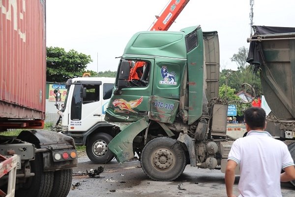 Xe “hổ vồ” đấu đầu xe container, 2 tài xế may mắn thoát chết. (Ảnh: Kinh tế & Đô thị)