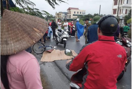 Bé trai bị xe tải tông tử vong trên đường đi học về
