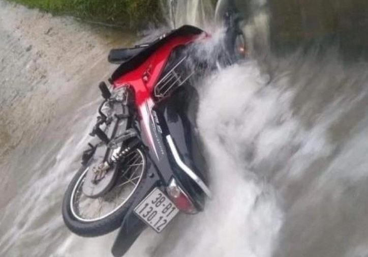 Xe máy mất lái, một người đàn ông rơi xuống Đập Làng tử vong. (Ảnh: Thoidai)