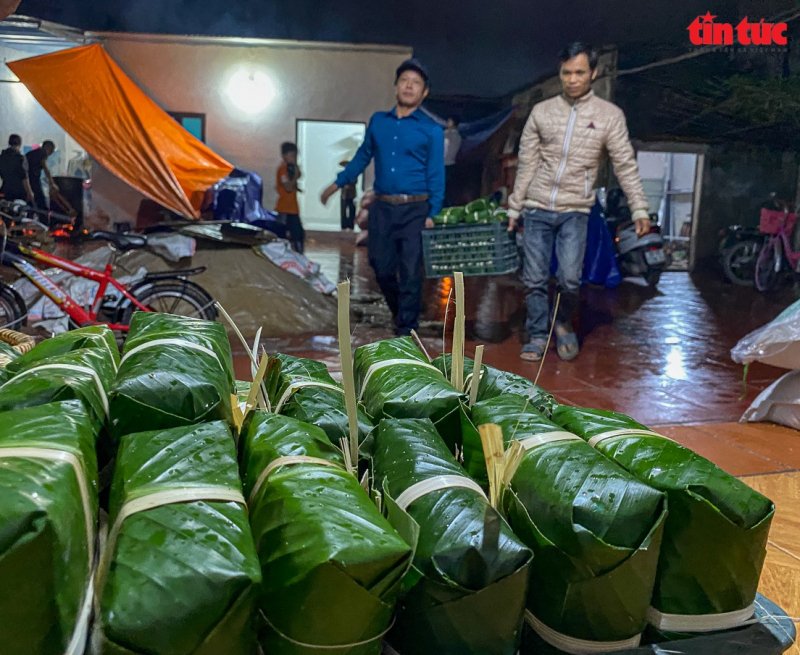 Bánh được xếp lại gọn gàng. (Ảnh: Báo Tin Tức)