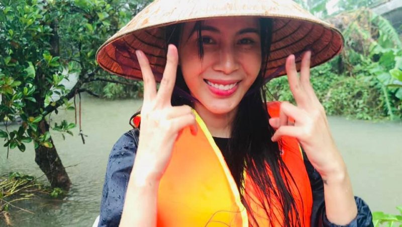 Thủy Tiên công bố đã nhận được hơn 100 tỷ đồng tiền ủng hộ từ khán giả, đồng nghiệp đóng góp cứu trợ miền Trung.