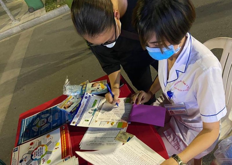 Trong tối 23/10, lực lượng chức năng đã xử phạt nhiều trường hợp không đeo khẩu trang nơi công cộng. (Ảnh: Laodong)