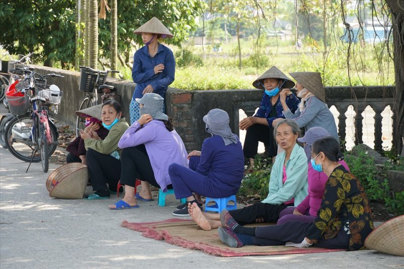 Người dân địa phương đã mang bàn ghế, lều bạt ngăn không cho xe ra vào. (Ảnh: Laodong)