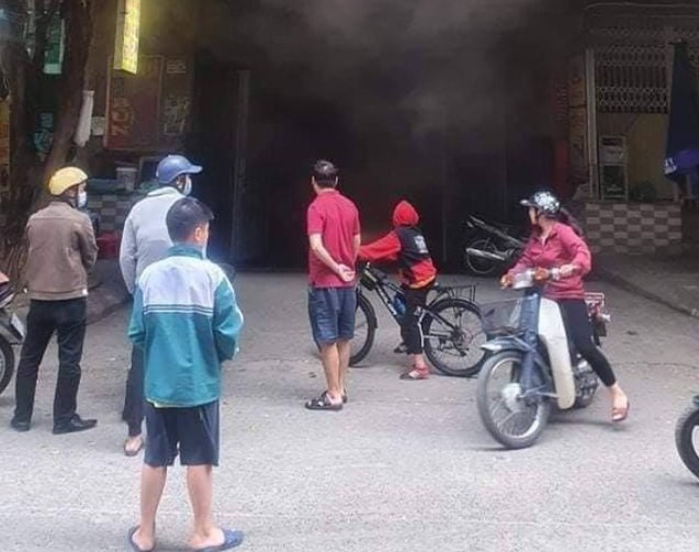 Đám cháy khiến nhiều người hoảng loạn chạy ra ngoài đường
