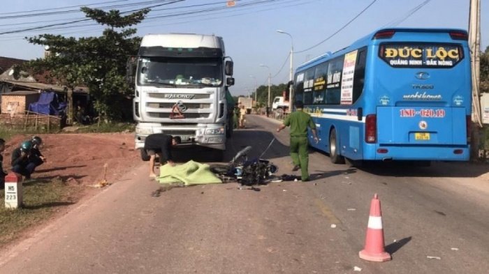 Xe máy vụn nát sau cú đối đầu xe container, một người tử vong. (Ảnh: Baogiaothong)