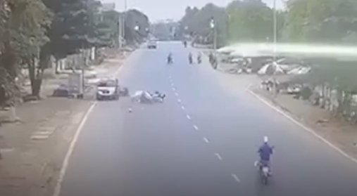 Xe máy vượt ẩu tông trực diện xe ngược chiều, 3 người thương vong