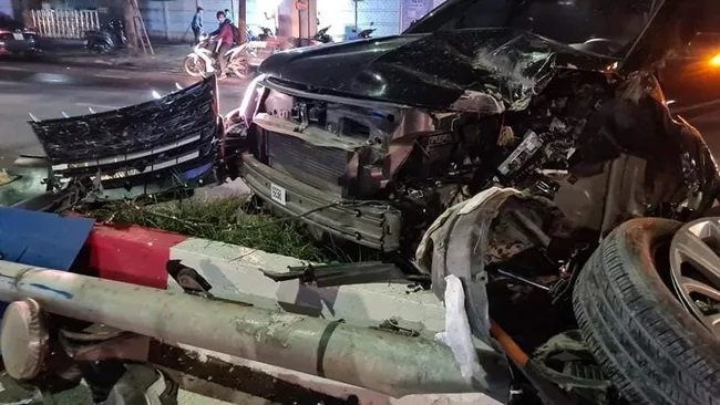 Đâm đổ biển báo giao thông, đầu xe Ford Explorer nát tươm. (Ảnh: Truyền hình thông tấn)