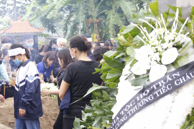 Nhiều người dân không khỏi nghẹn ngào, xót xa cho người nữ sinh ngoan ngoãn, giỏi giang nhưng vắn số. (Ảnh: Giaoducthoidai)